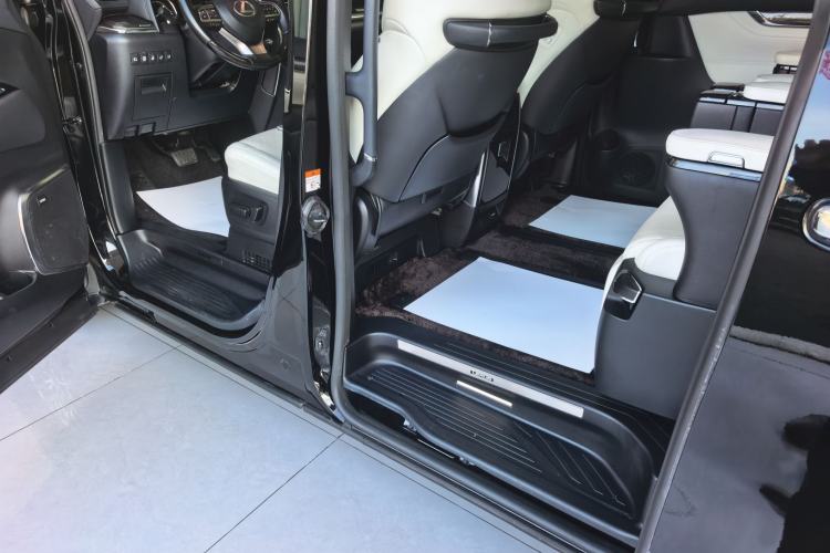 Used Lexus LM 2020 300h Seven-Seat Elegant Edition Interior 7