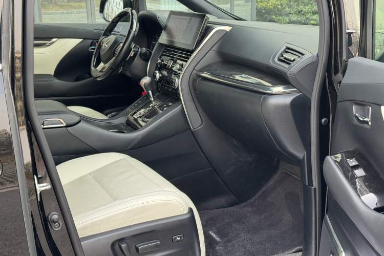 Used Lexus LM 2020 300h Seven-Seat Elegant Edition Interior 8