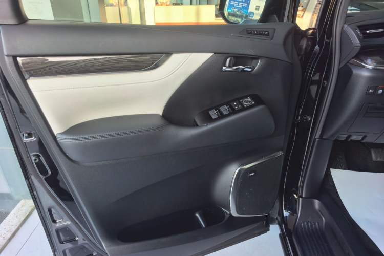 Used Lexus LM 2020 300h Seven-Seat Elegant Edition Interior 8