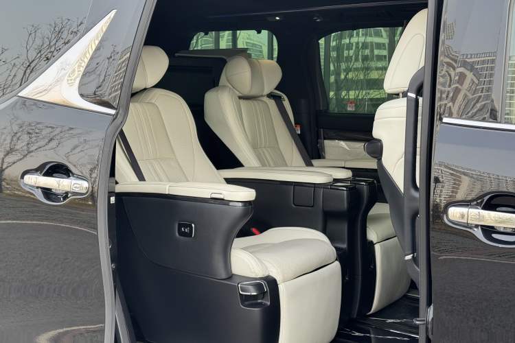 Used Lexus LM 2020 300h Seven-Seat Elegant Edition Interior 9