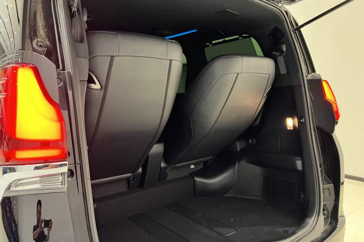 Used Lexus LM 2020 300h Four-Seat Grand Edition Interior 9