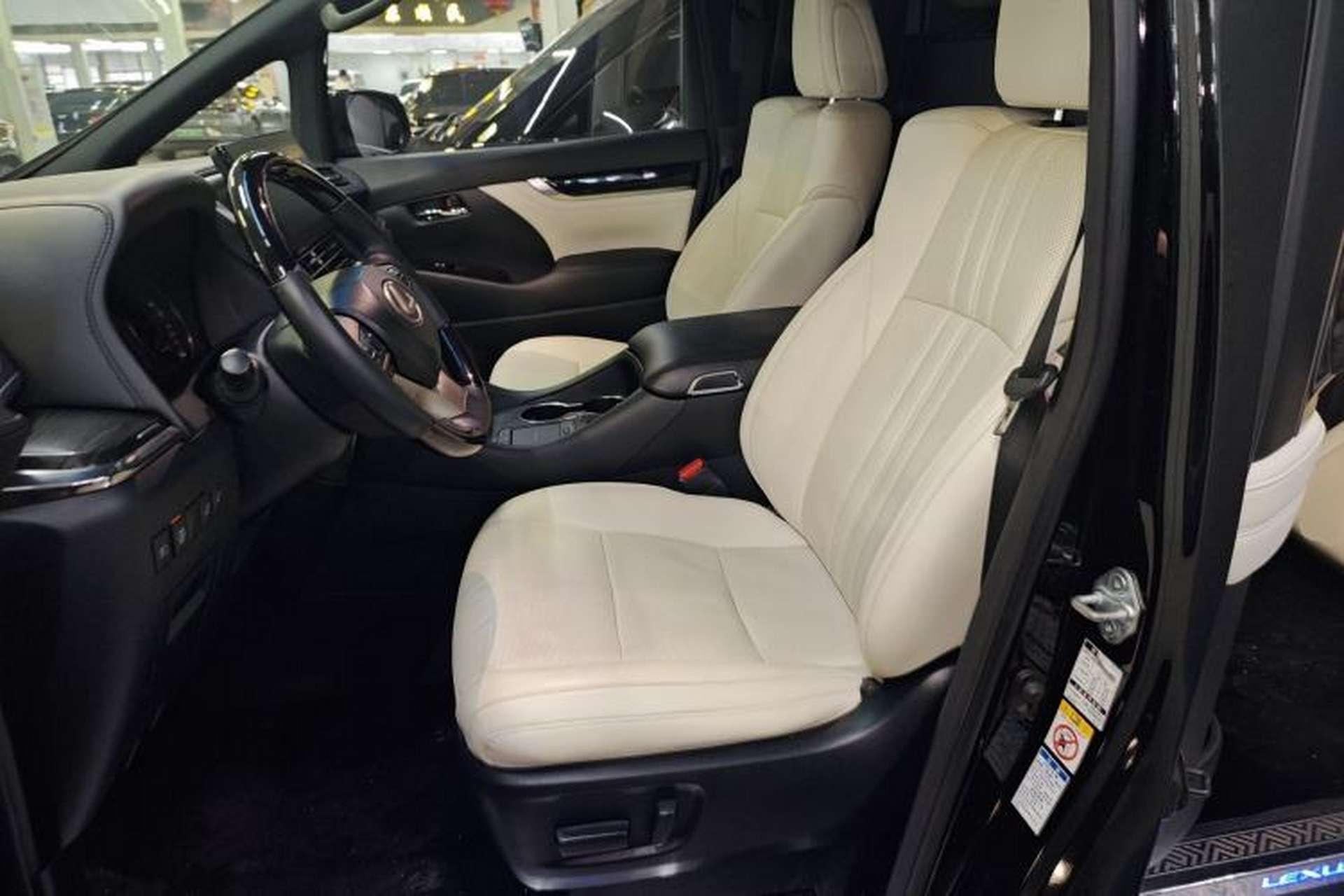 Used Lexus LM 2020 300h Seven-Seat Elegant Edition Left Front Seat