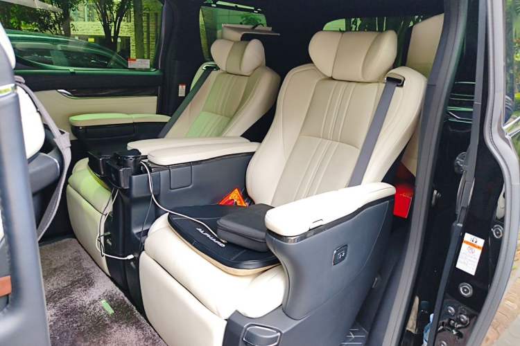 Used Lexus LM 2020 300h Seven-Seat Elegant Edition Left Rear Seat