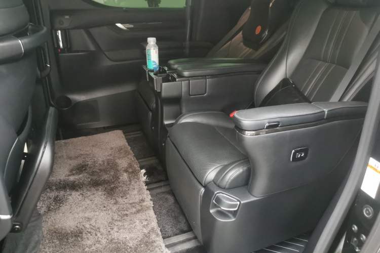 Used Lexus LM 2020 300h Seven-Seat Elegant Edition Left Rear Seat