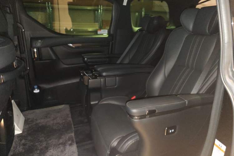 Used Lexus LM 2020 300h Seven-Seat Elegant Edition Left Rear Seat