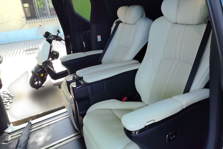 Used Lexus LM 2020 300h Seven-Seat Elegant Edition Left Rear Seat