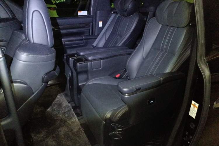 Used Lexus LM 2020 300h Seven-Seat Elegant Edition Left Rear Seat