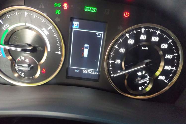 Used Lexus LM 2020 300h Four-Seat Grand Edition Odometer Close Up