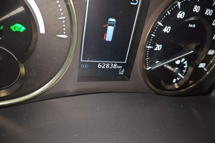 Used Lexus LM 2020 300h Seven-Seat Elegant Edition Odometer Close Up