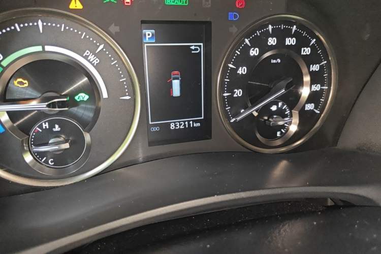 Used Lexus LM 2020 300h Four-Seat Grand Edition Odometer Close Up