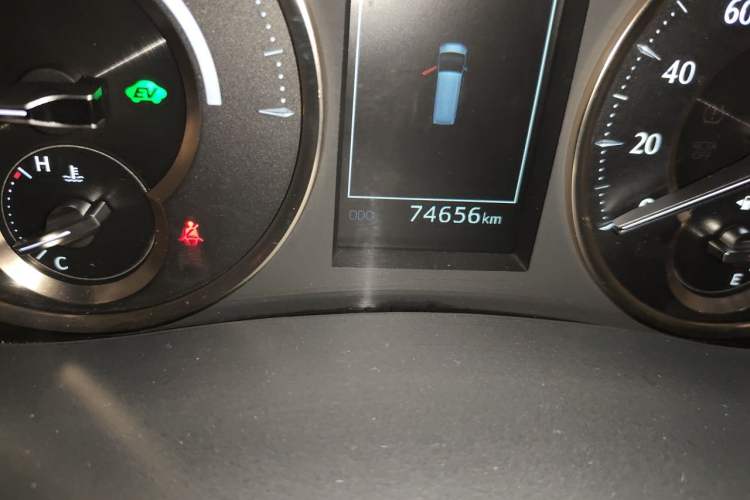 Used Lexus LM 2020 300h Four-Seat Grand Edition Odometer Close Up