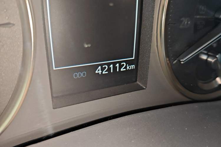 Used Lexus LM 2020 300h Four-Seat Grand Edition Odometer Close Up