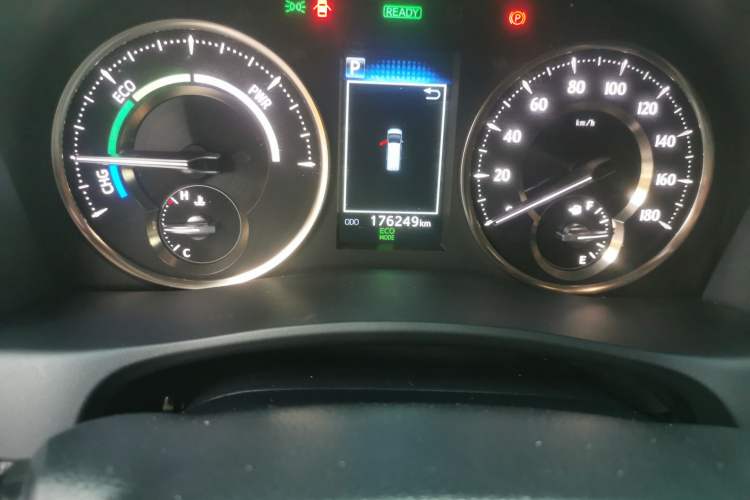Used Lexus LM 2020 300h Seven-Seat Elegant Edition Odometer Close Up