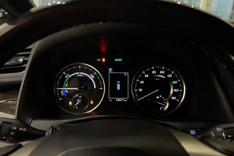 Used Lexus LM 2020 300h Four-Seat Grand Edition Odometer Close Up
