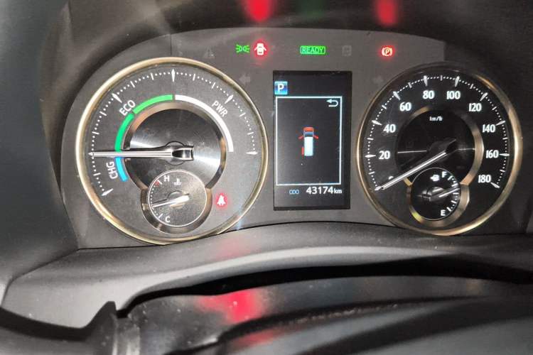 Used Lexus LM 2020 300h Four-Seat Grand Edition Odometer Close Up