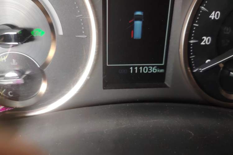 Used Lexus LM 2020 300h Four-Seat Grand Edition Odometer Close Up