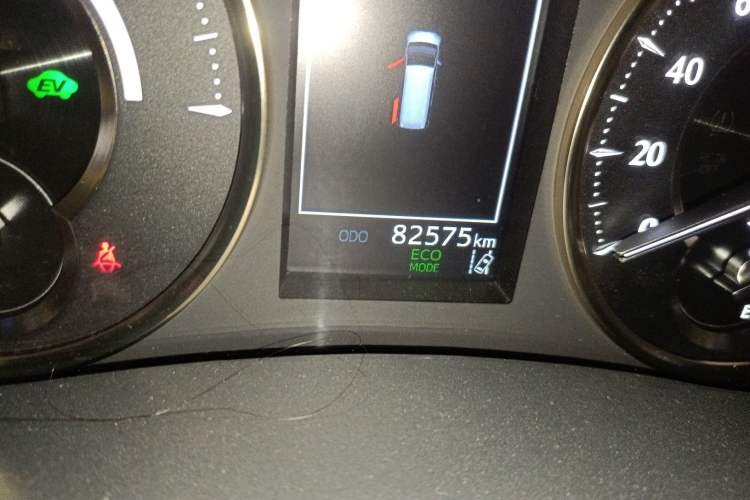 Used Lexus LM 2020 300h Seven-Seat Elegant Edition Odometer Close Up