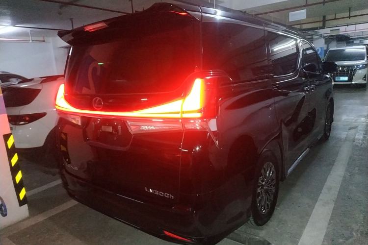 Used Lexus LM 2020 300h Four-Seat Grand Edition Rear Right 45 Deg