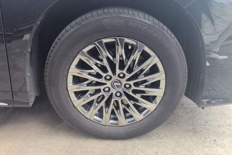 Used Lexus LM 2020 300h Seven-Seat Elegant Edition Right Front Wheel Hub
