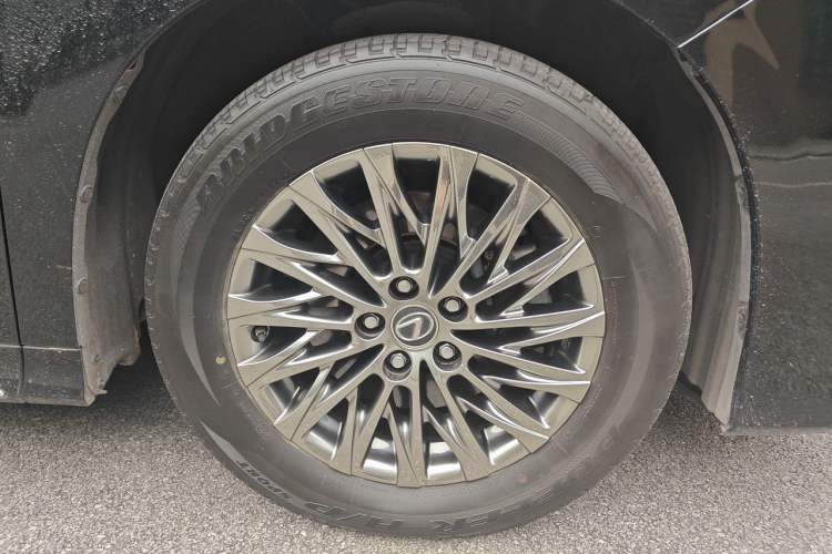 Used Lexus LM 2020 300h Seven-Seat Elegant Edition Right Front Wheel Hub
