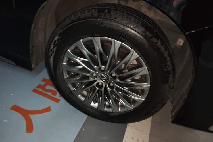 Used Lexus LM 2020 300h Four-Seat Grand Edition Right Front Wheel Hub