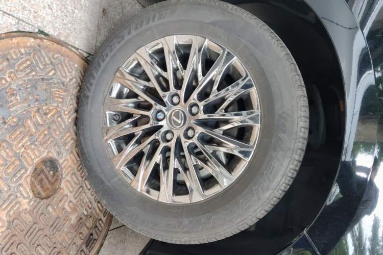 Used Lexus LM 2020 300h Four-Seat Grand Edition Right Front Wheel Hub