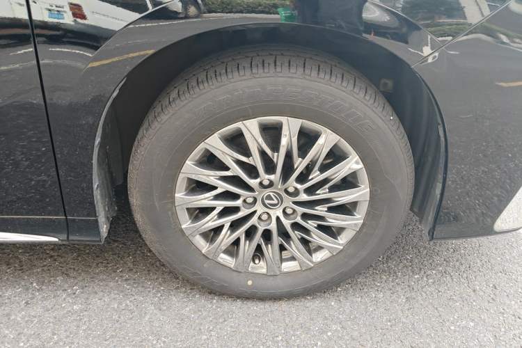Used Lexus LM 2020 300h Four-Seat Grand Edition Right Front Wheel Hub