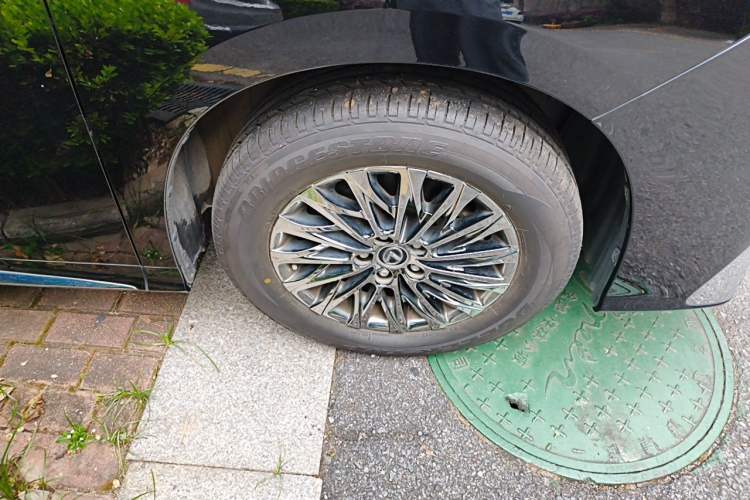 Used Lexus LM 2020 300h Seven-Seat Elegant Edition Right Front Wheel Hub