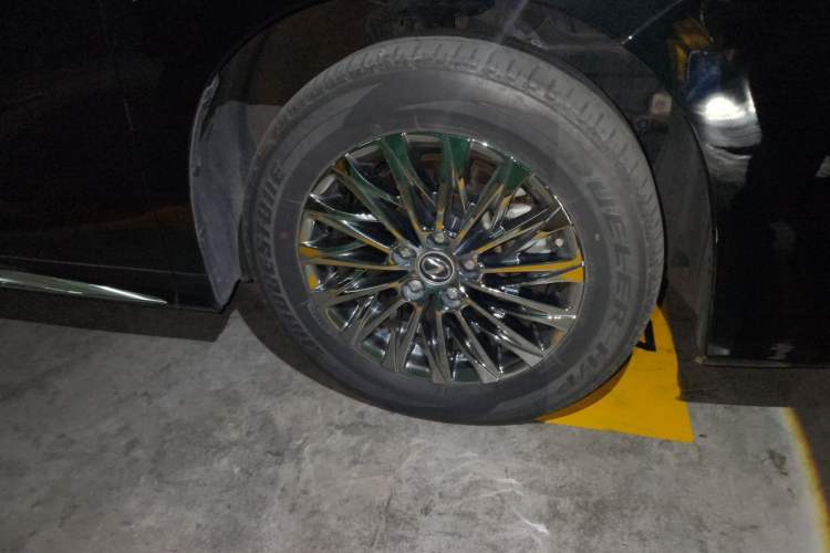 Used Lexus LM 2020 300h Four-Seat Grand Edition Right Front Wheel Hub