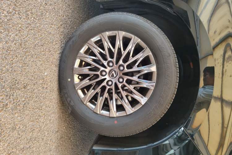 Used Lexus LM 2020 300h Four-Seat Grand Edition Right Front Wheel Hub