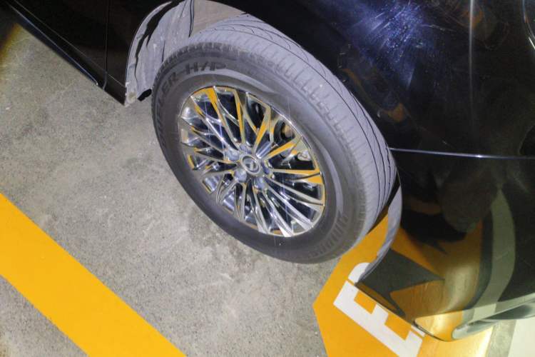 Used Lexus LM 2020 300h Four-Seat Grand Edition Right Front Wheel Hub