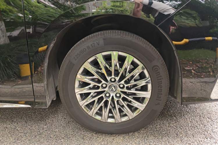 Used Lexus LM 2020 300h Four-Seat Grand Edition Right Front Wheel Hub