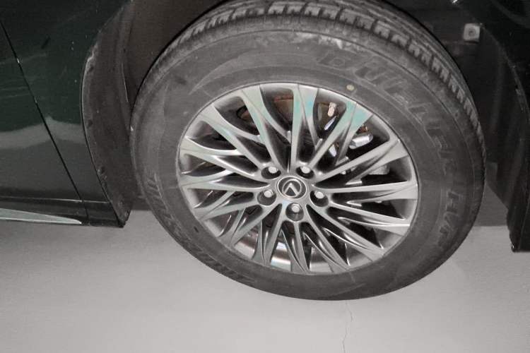 Used Lexus LM 2020 300h Four-Seat Grand Edition Right Front Wheel Hub