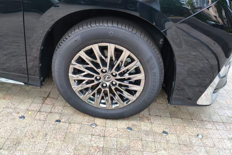Used Lexus LM 2020 300h Seven-Seat Elegant Edition Right Front Wheel Hub
