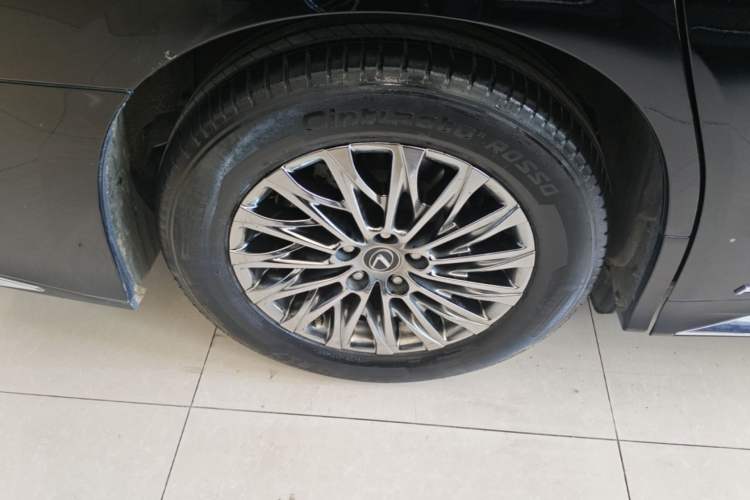 Used Lexus LM 2020 300h Seven-Seat Elegant Edition Right Rear Wheel Hub