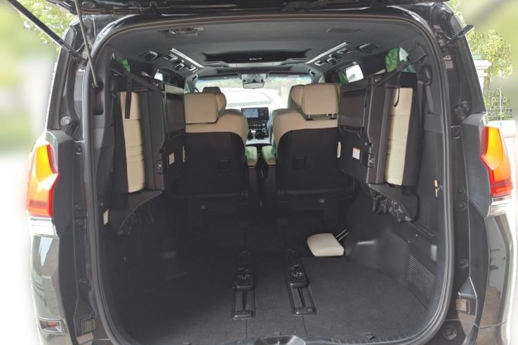 Used Lexus LM 2020 300h Seven-Seat Elegant Edition Trunk