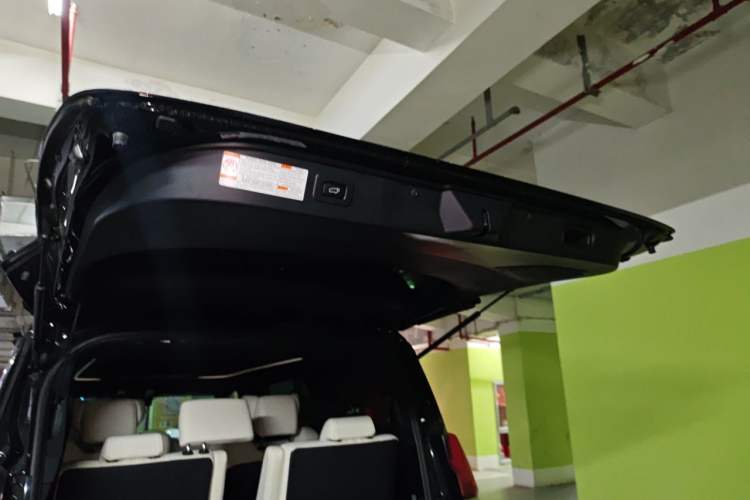 Used Lexus LM 2020 300h Seven-Seat Elegant Edition Trunk