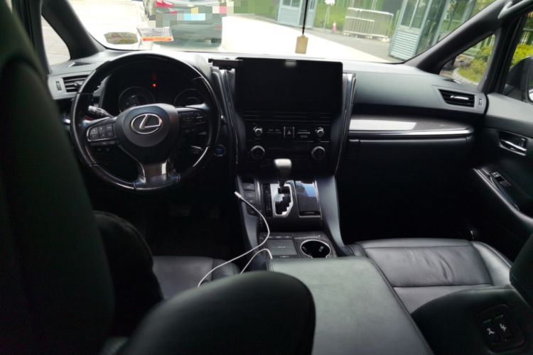 Used Lexus LM 2020 300h Seven-Seat Elegant Edition Center Console