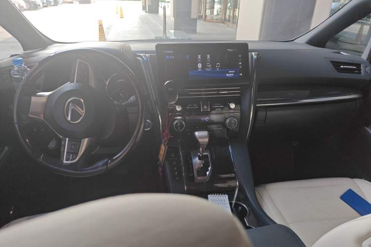 Used Lexus LM 2020 300h Seven-Seat Elegant Edition Center Console