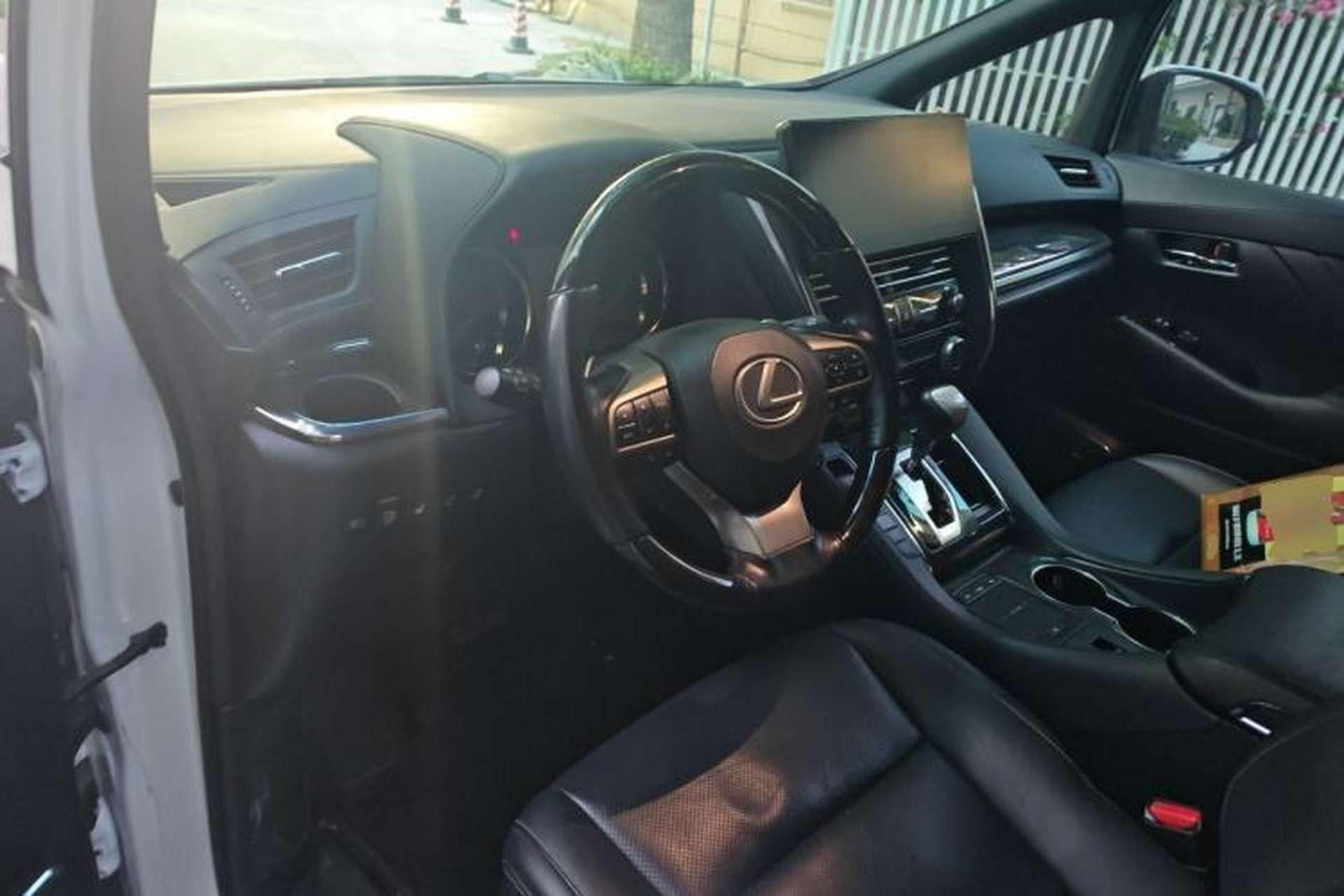 Used Lexus LM 2020 300h Four-Seat Grand Edition Center Console