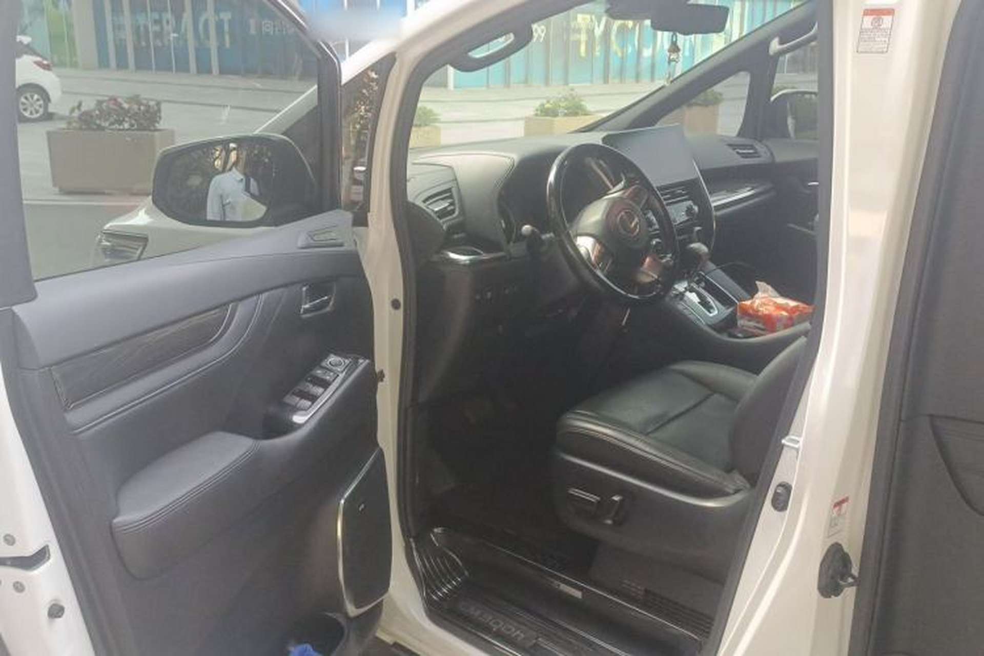 Used Lexus LM 2020 300h Four-Seat Grand Edition Driver Seat