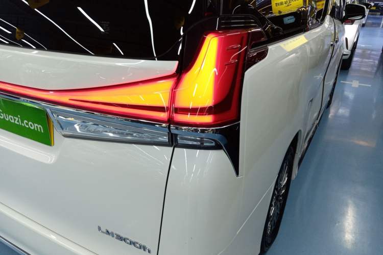Used Lexus LM 2020 300h Seven-Seat Elegant Edition Exterior 6