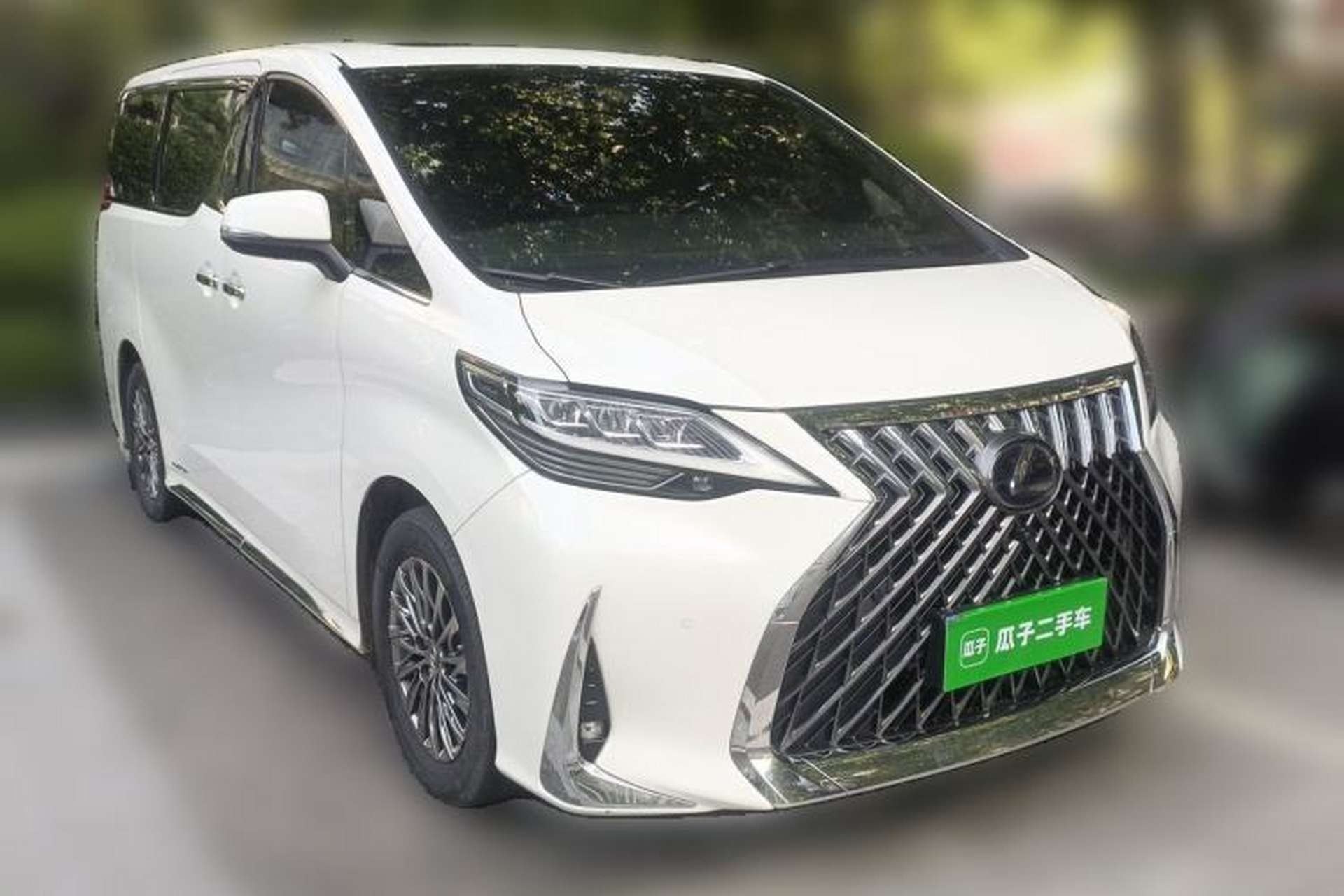 Used Lexus LM 2020 300h Four-Seat Grand Edition Front Right 45 Deg