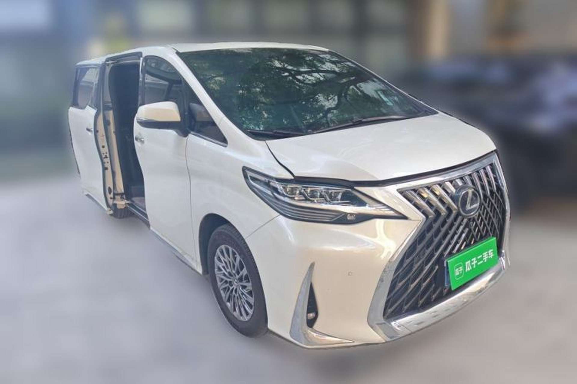 Used Lexus LM 2020 300h Four-Seat Grand Edition Front Right 45 Deg