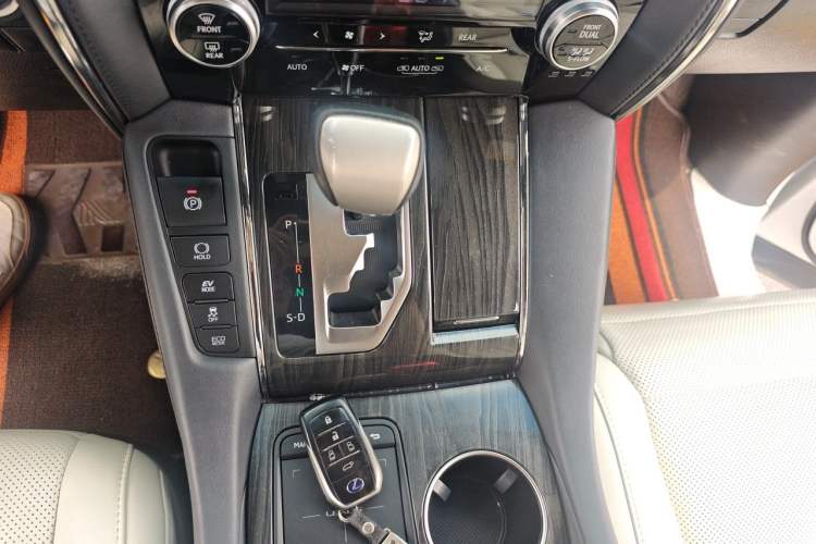 Used Lexus LM 2020 300h Seven-Seat Elegant Edition Gear Lever