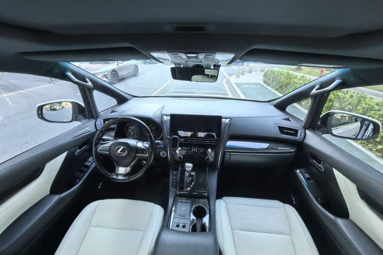 Used Lexus LM 2020 300h Seven-Seat Elegant Edition Interior 1