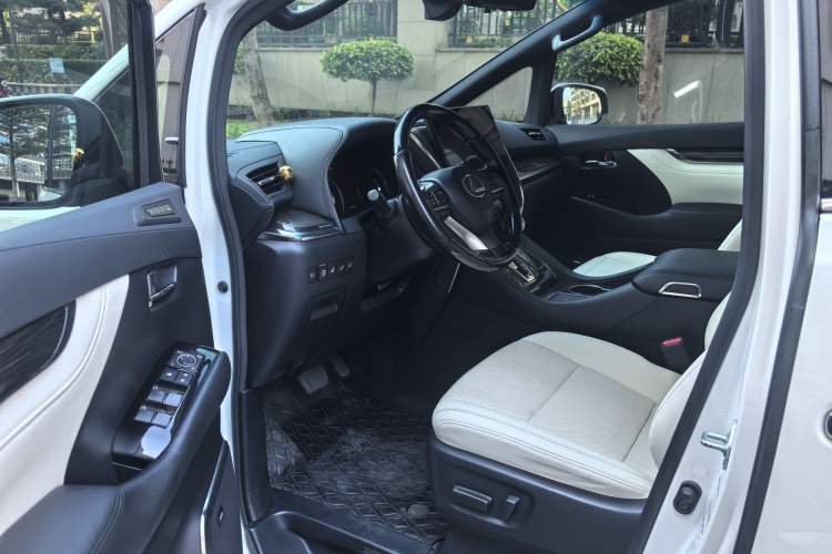 Used Lexus LM 2020 300h Seven-Seat Elegant Edition Interior 2
