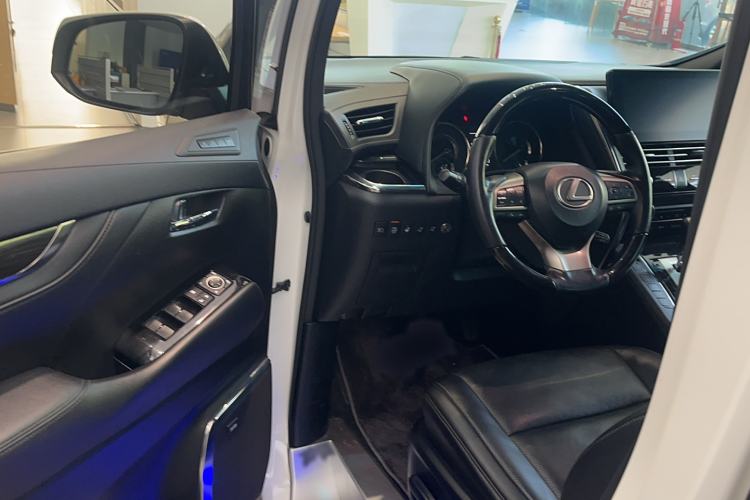Used Lexus LM 2020 300h Seven-Seat Elegant Edition Interior 2