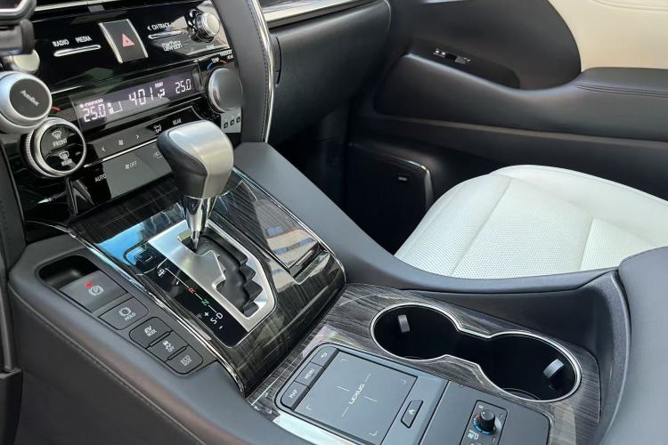 Used Lexus LM 2020 300h Seven-Seat Elegant Edition Interior 2