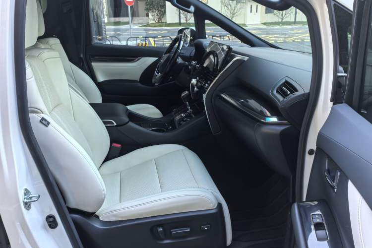 Used Lexus LM 2020 300h Seven-Seat Elegant Edition Interior 3